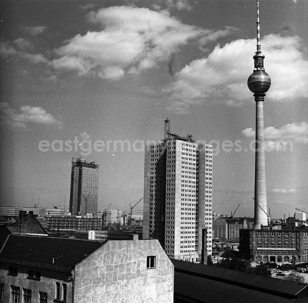 GDR photo archive: Berlin - Stadtzentrum Berlin. Blick auf den Alexander Platz (