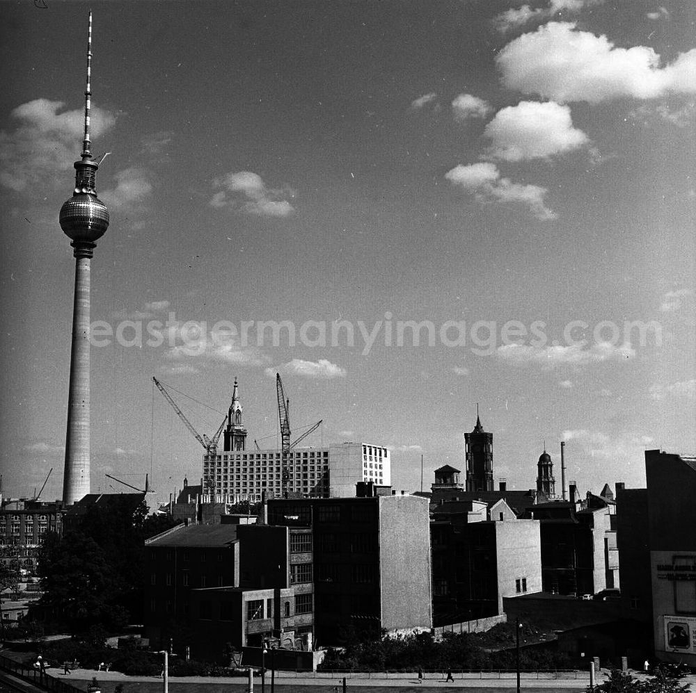 GDR picture archive: Berlin - Stadtzentrum Berlin. Blick auf den Alexander Platz (