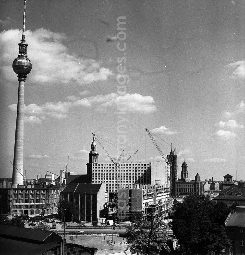 Berlin: Stadtzentrum Berlin. Blick auf den Alexander Platz (