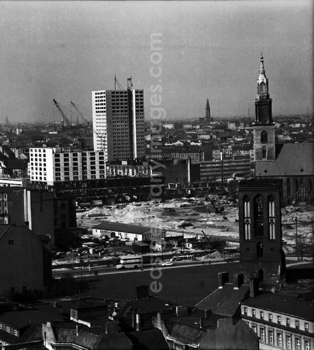 GDR photo archive: Berlin - Stadtzentrum mit der Grunerstraße, dem Autotunnel und dem Alexanderplatz.