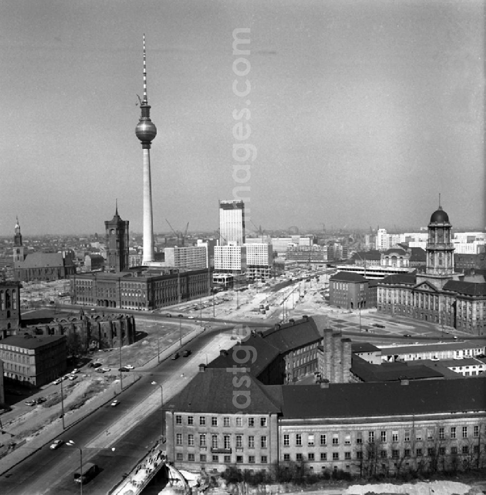 GDR picture archive: Berlin - Stadtzentrum mit der Grunerstraße, dem Autotunnel und dem Alexanderplatz.