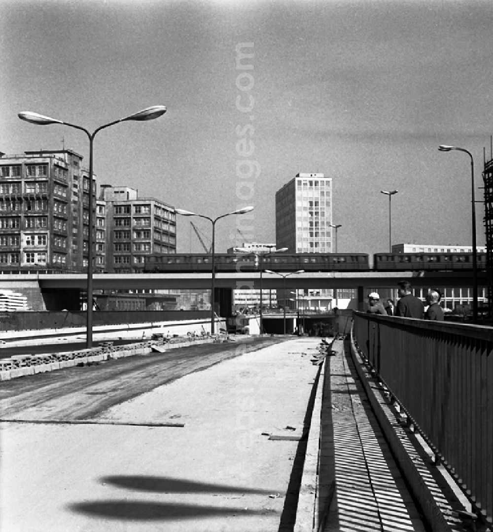 Berlin: Stadtzentrum mit der Grunerstraße, dem Autotunnel und dem Alexanderplatz.