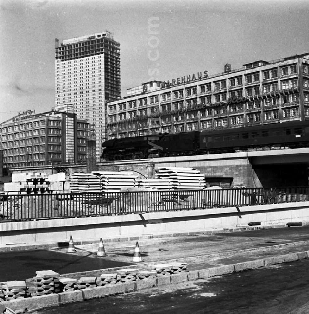 GDR image archive: Berlin - Stadtzentrum mit der Grunerstraße, dem Autotunnel und dem Alexanderplatz.