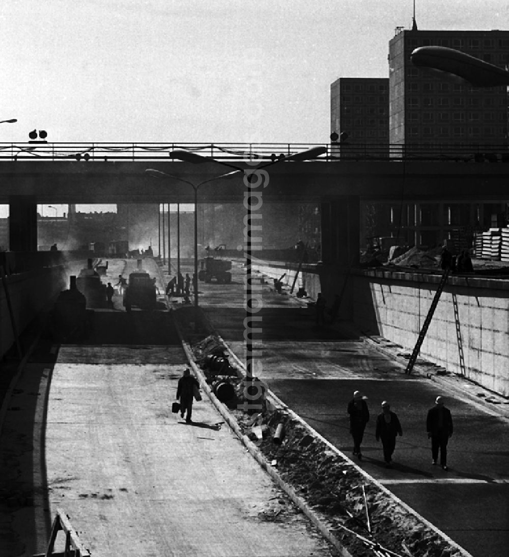 GDR photo archive: Berlin - Stadtzentrum mit der Grunerstraße, dem Autotunnel und dem Alexanderplatz.