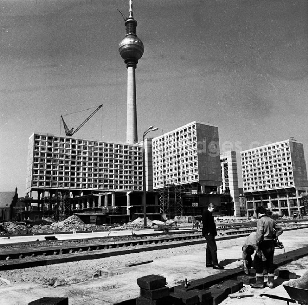 Berlin: Stadtzentrum mit der Grunerstraße, dem Autotunnel und dem Alexanderplatz.