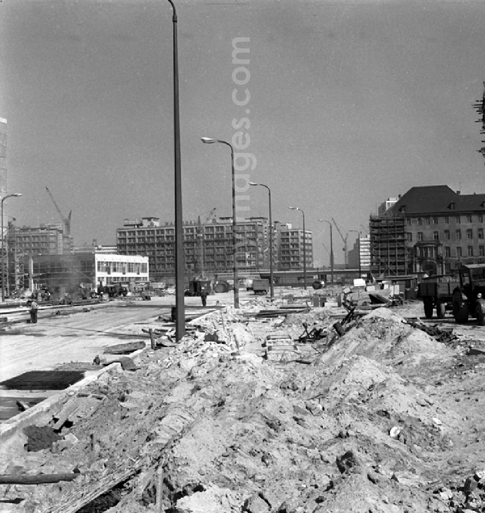 GDR photo archive: Berlin - Stadtzentrum mit der Grunerstraße, dem Autotunnel und dem Alexanderplatz.