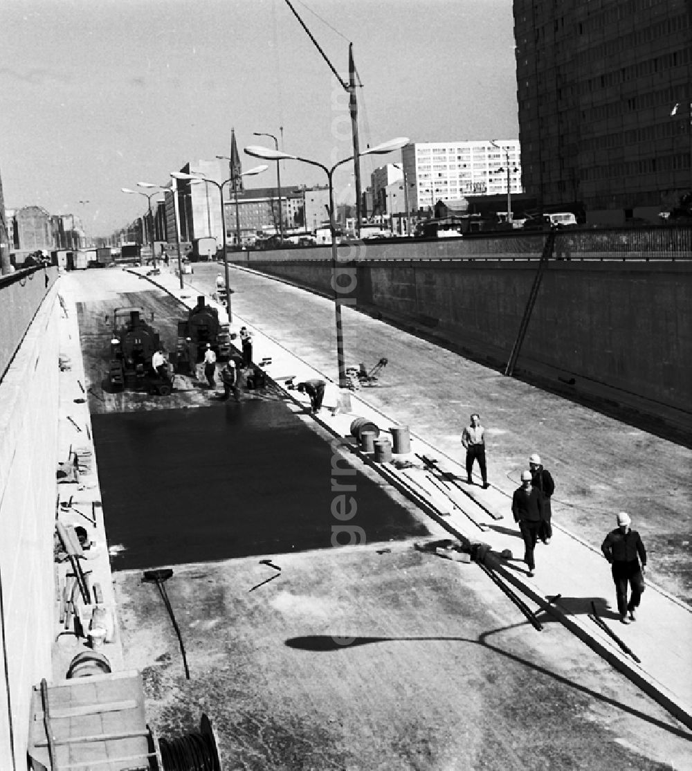 GDR picture archive: Berlin - Stadtzentrum mit der Grunerstraße, dem Autotunnel und dem Alexanderplatz.