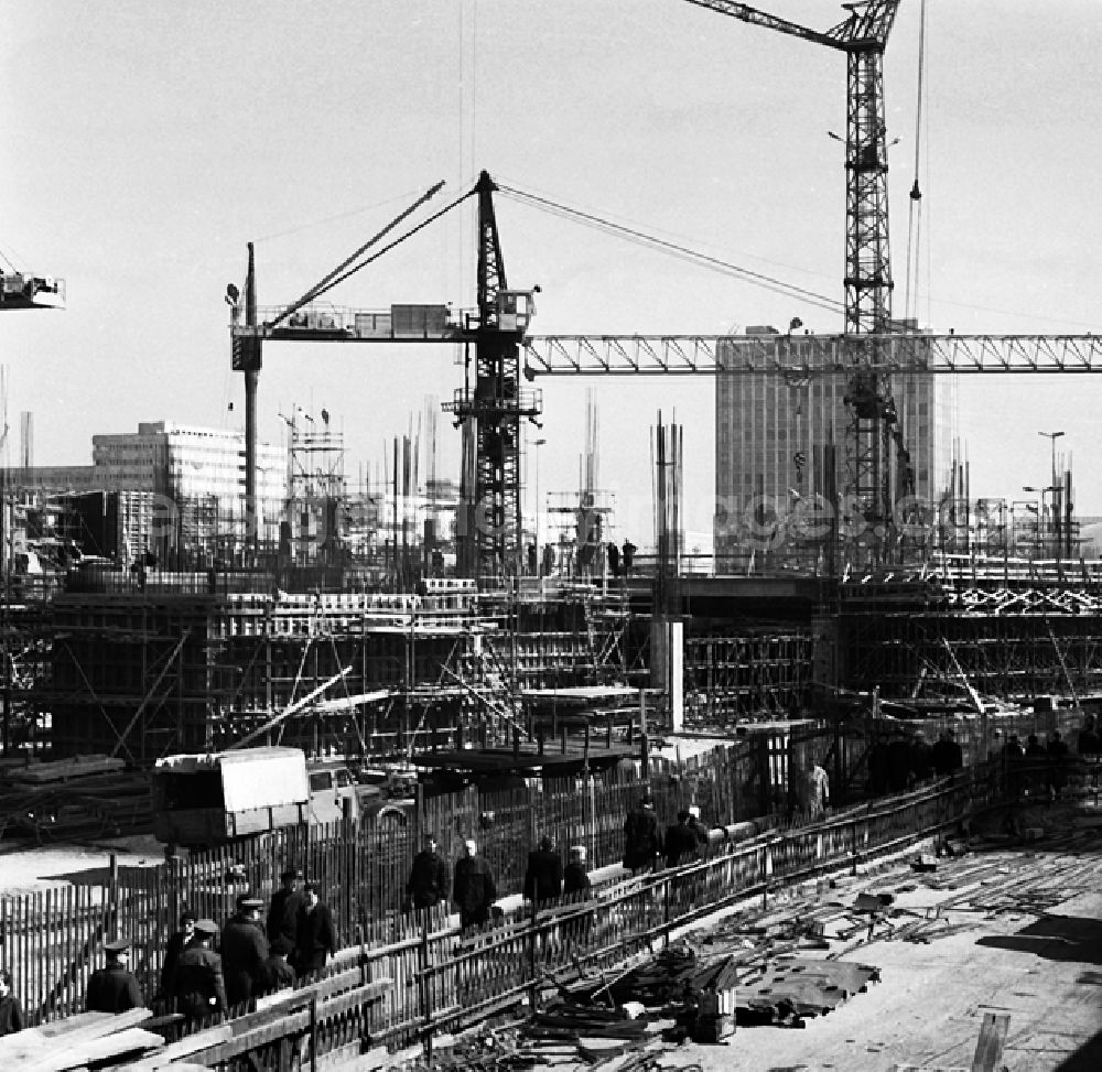 Berlin: Stadtzentrum mit der Grunerstraße, dem Autotunnel und dem Alexanderplatz.