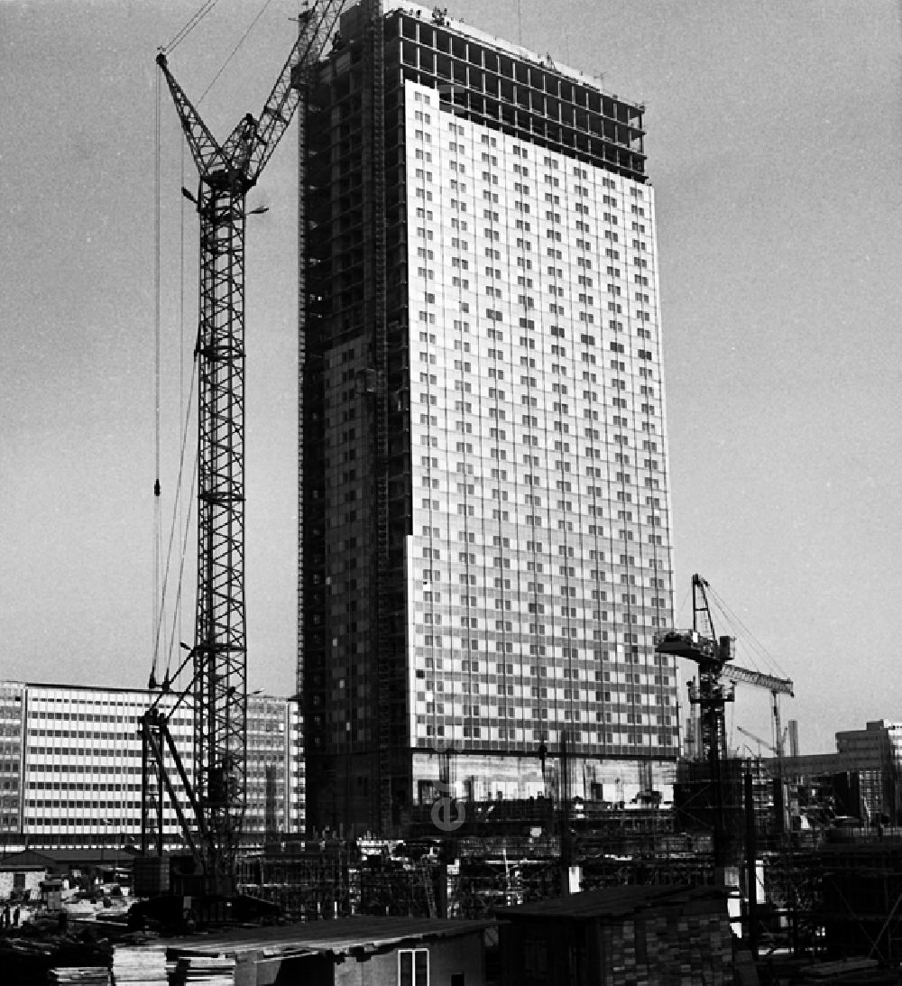 GDR image archive: Berlin - Stadtzentrum mit der Grunerstraße, dem Autotunnel und dem Alexanderplatz.