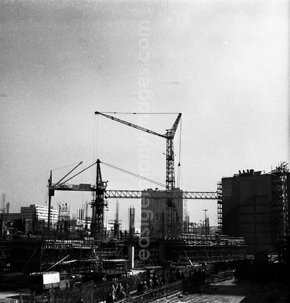 GDR photo archive: Berlin - Stadtzentrum mit der Grunerstraße, dem Autotunnel und dem Alexanderplatz.