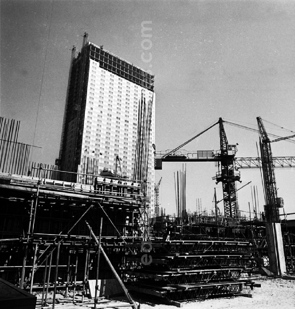 GDR picture archive: Berlin - Stadtzentrum mit der Grunerstraße, dem Autotunnel und dem Alexanderplatz.