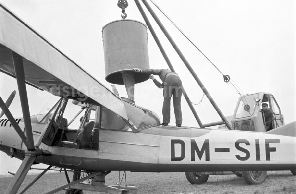 GDR picture archive: Möckern - Filling, maintenance and preparation for take-off of an agricultural aircraft, type Aero L-6