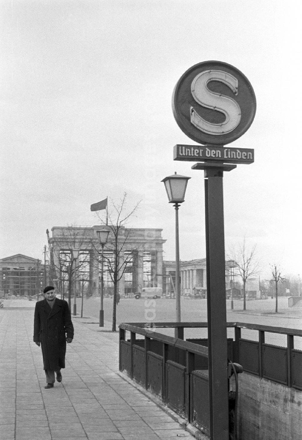 GDR picture archive: Berlin - Entrance to the underground S-Bahn station on Unter den Linden in East Berlin in the territory of the former GDR, German Democratic Republic