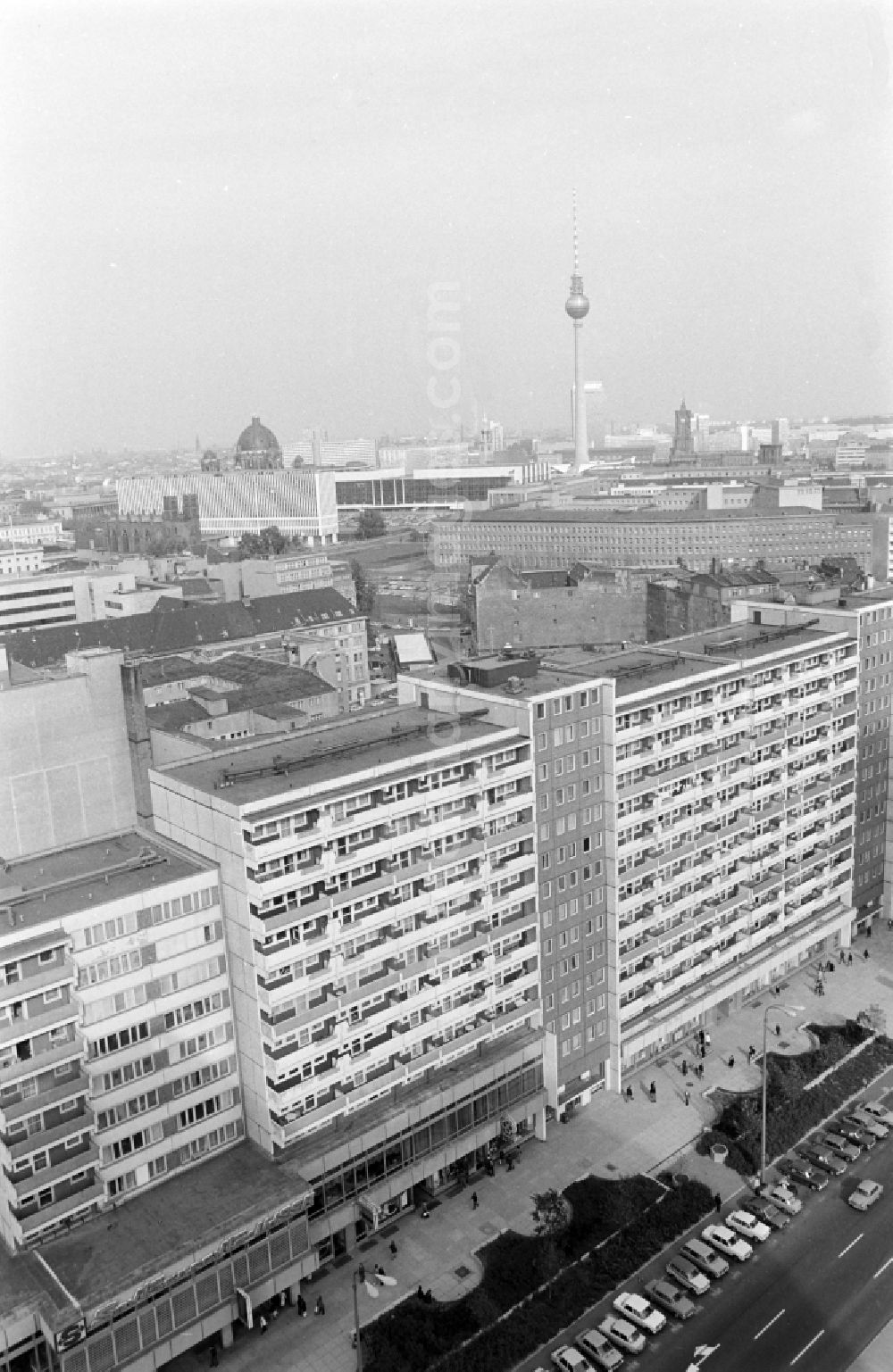 GDR photo archive: Berlin - Traffic situation in the residential area on Leipziger Strasse in the Mitte district of Berlin, East Berlin in the area of the former GDR, German Democratic Republic