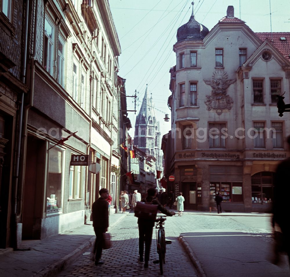 GDR image archive: Mühlhausen - Street scene in Muehlhausen with a view of the Divi-Blasii Church, Thuringia in the area of the former GDR, German Democratic Republic