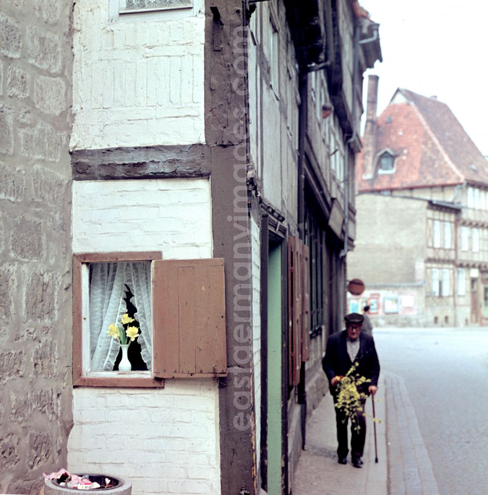 GDR picture archive: Mühlhausen - Street view in Muehlhausen, Thuringia in the area of the former GDR, German Democratic Republic