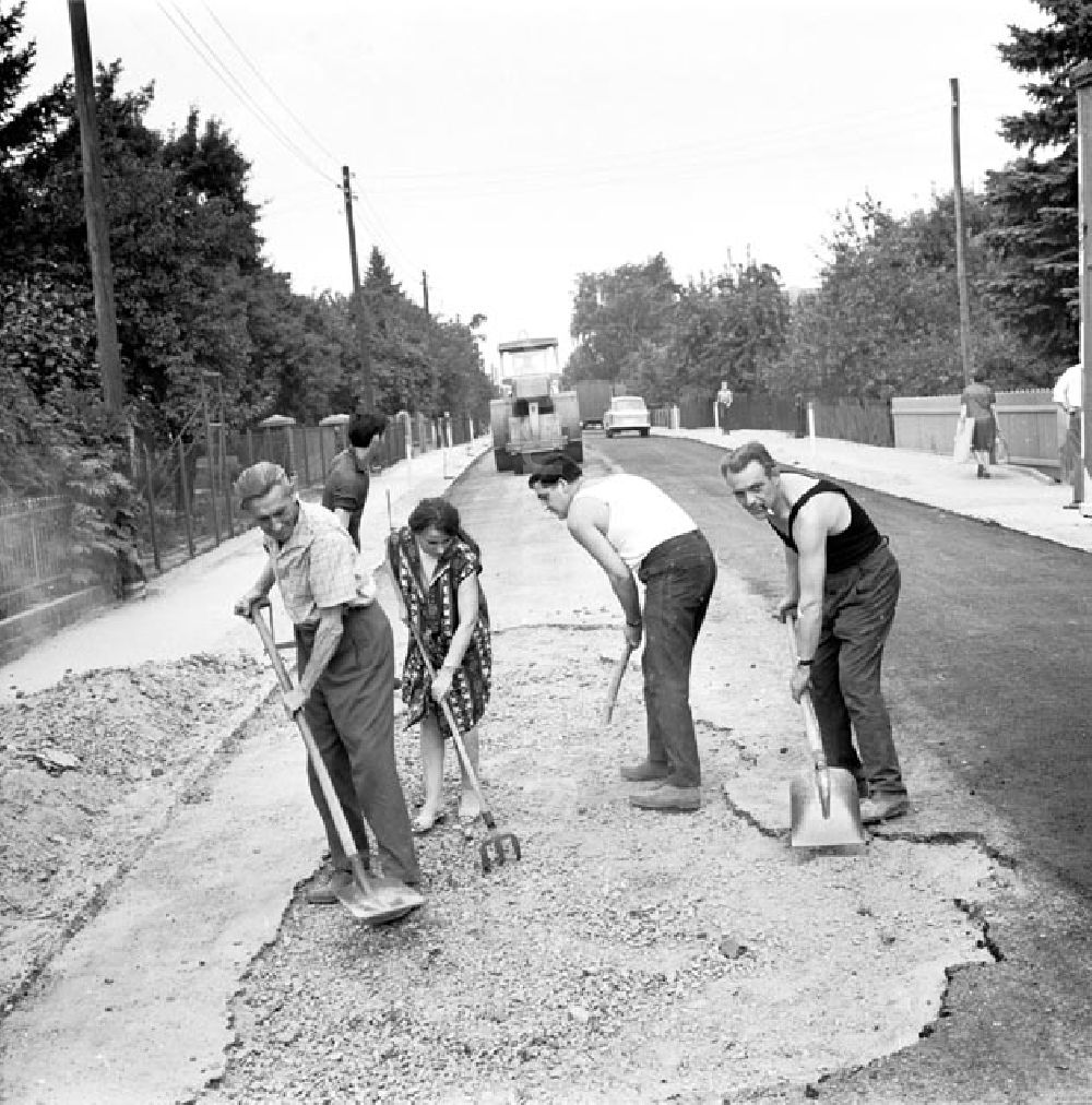 GDR image archive: Berlin - August 1969 Schöner unsere Städte und Gemeinden Straßenausbesserung