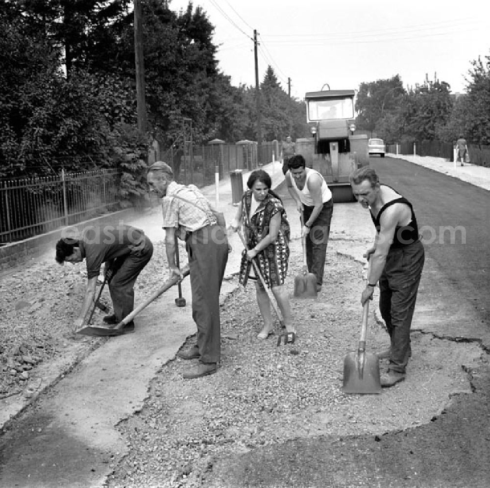 GDR photo archive: Berlin - August 1969 Schöner unsere Städte und Gemeinden Straßenausbesserung