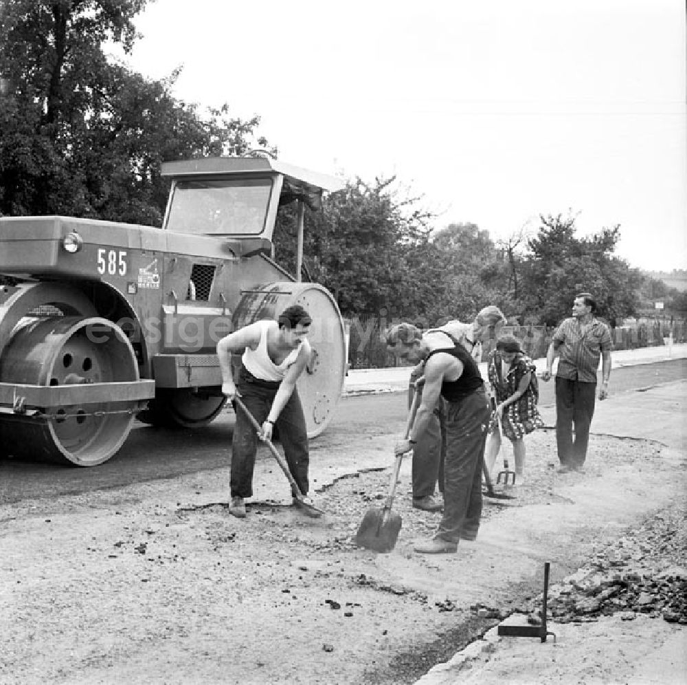 GDR picture archive: Berlin - August 1969 Schöner unsere Städte und Gemeinden Straßenausbesserung