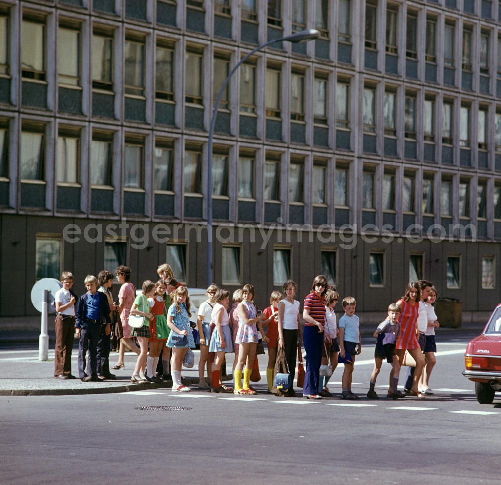 GDR image archive: Berlin - Eine Schülergruppe geht nahe Unter den Linden in Berlin-Mitte über eine Straße.