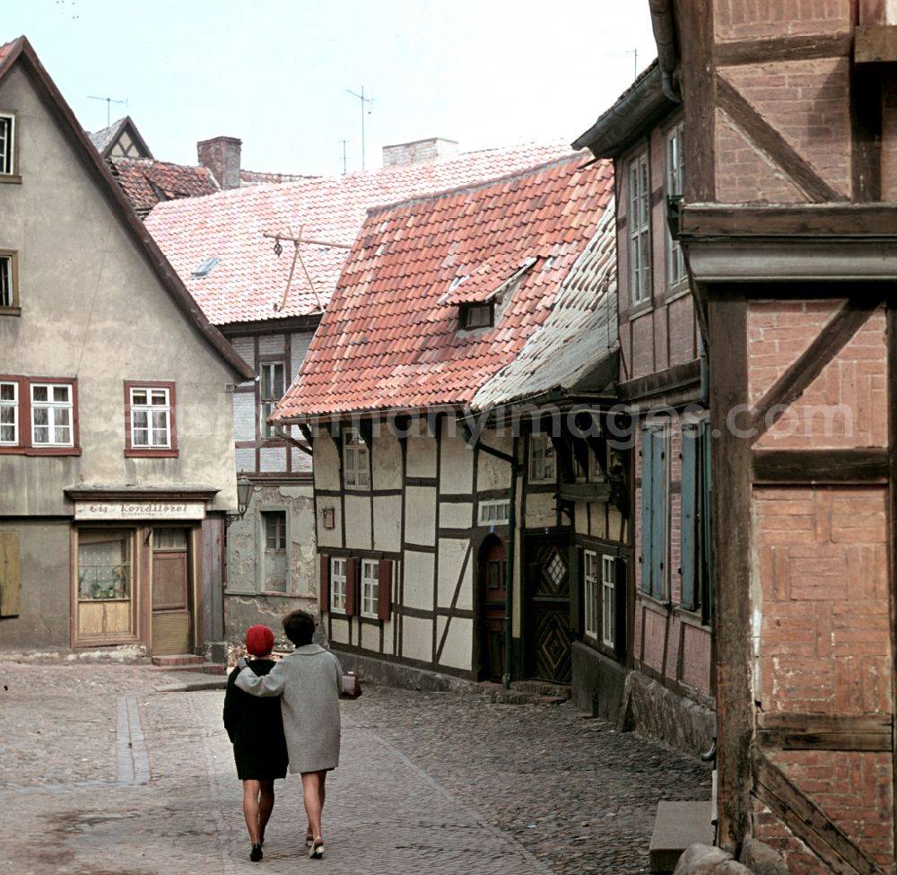 GDR photo archive: Quedlinburg - Street scene between half-timbered houses in the town of Quedlinburg, Saxony-Anhalt in the area of the former GDR, German Democratic Republic