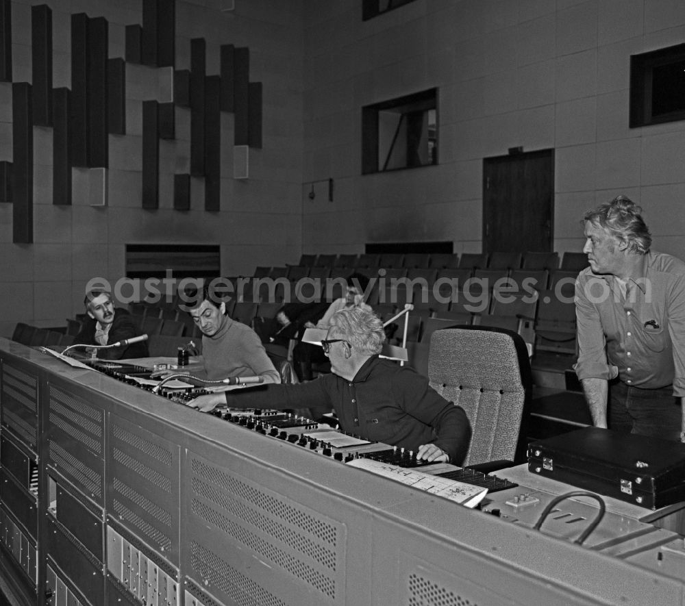 Potsdam: Electronic equipment in a for film, image and sound mixing in the VEB DEFA Studio for feature films for the film “Rublak - The Legend of the Surveyed Land” on August-Bebel-Strasse in the district of Babelsberg in Potsdam, Brandenburg in the area of the former GDR, German Democratic Republic