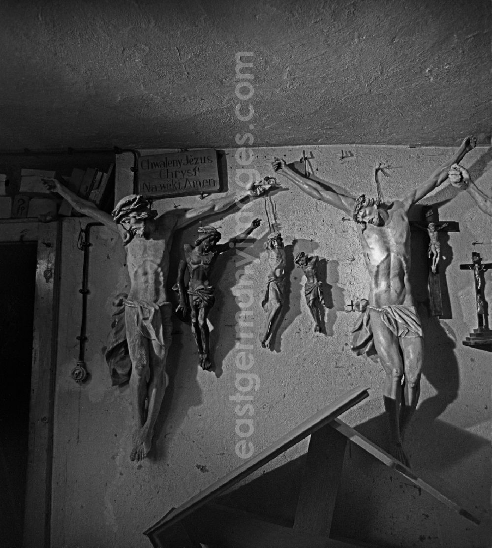 Räckelwitz: Scene recording of the film and television production Portrait of a Center Wooden crucifixes in the workshop of the wood restorer Benedikt Dirlich on the main street in Raeckelwitz, Saxony in the area of the former GDR, German Democratic Republic