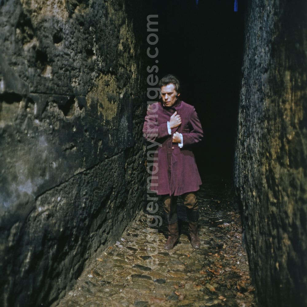 GDR picture archive: Bautzen - Scene from the film and television production Continent of Hope in Bautzen, Saxony in the area of the former GDR, German Democratic Republic. The actor Manfred Schulz as the painter Wehle on a wall facade of the historic city wall