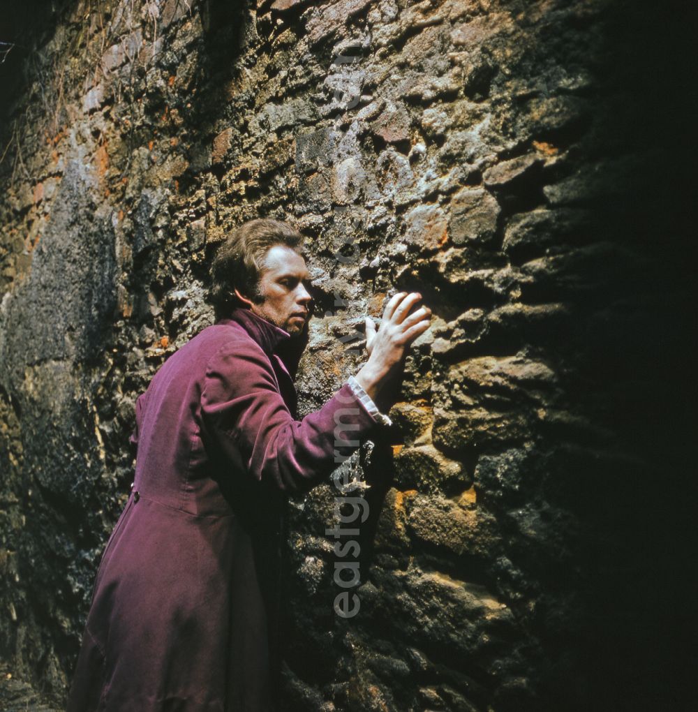 Bautzen: Scene from the film and television production Continent of Hope in Bautzen, Saxony in the area of the former GDR, German Democratic Republic. The actor Manfred Schulz as the painter Wehle on a wall facade of the historic city wall