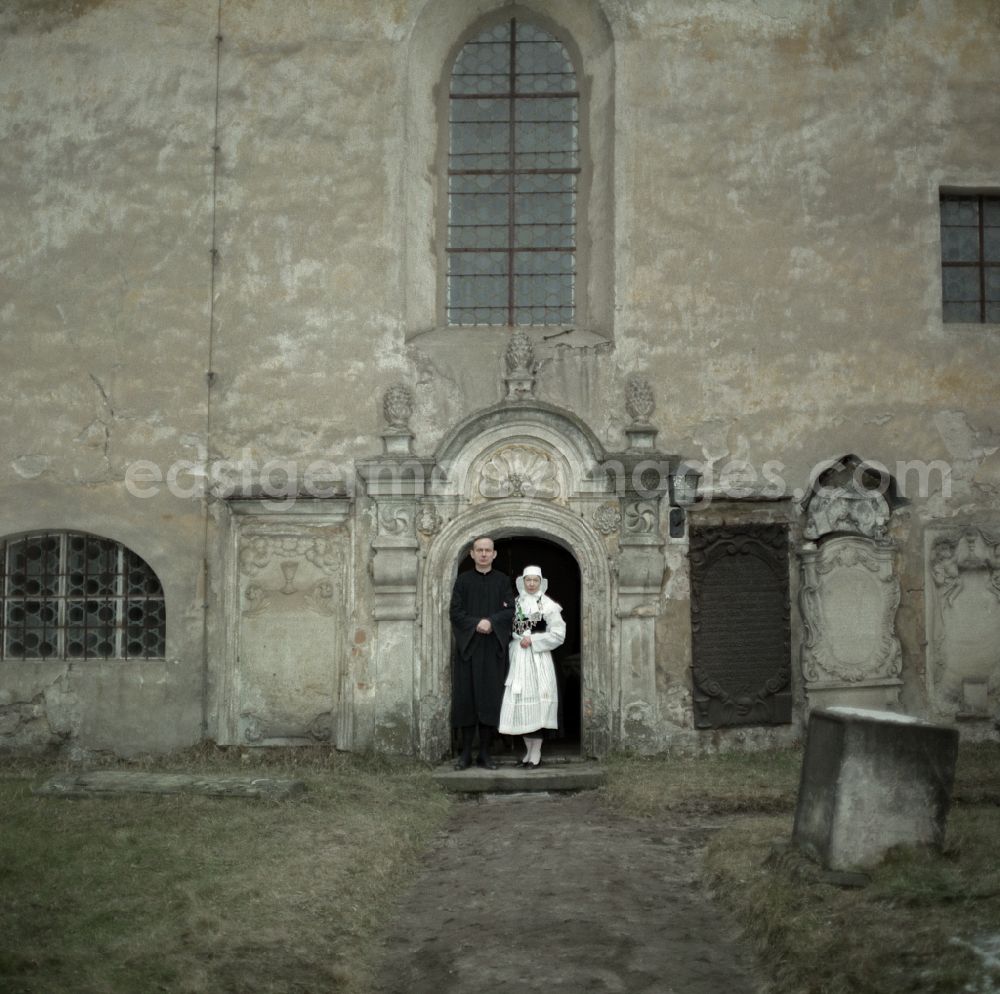 Kreba-Neudorf: Scene from the film and television production Continent Hope with the actress Majka Kowarjec and the actor Alfred Luebke at the entrance of a church in Kreba-Neudorf, Saxony in the area of the former GDR, German Democratic Republic