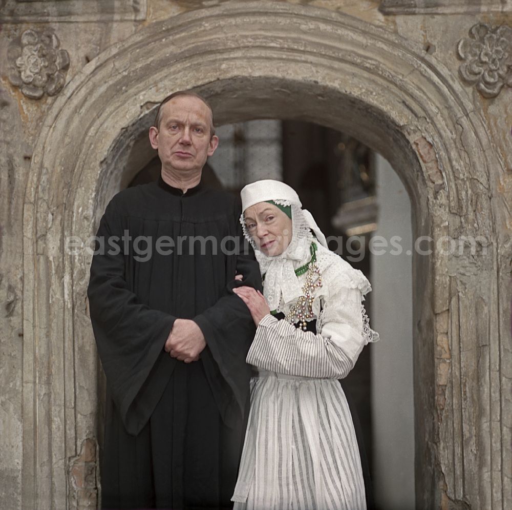 GDR image archive: Kreba-Neudorf - Scene from the film and television production Continent Hope with the actress Majka Kowarjec and the actor Alfred Luebke at the entrance of a church in Kreba-Neudorf, Saxony in the area of the former GDR, German Democratic Republic