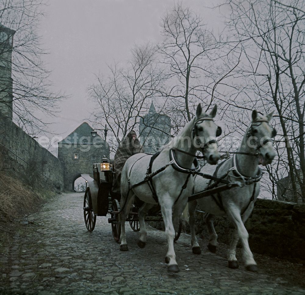 GDR photo archive: Bautzen - Scene from the film and television production Continent Hope - a horse-drawn carriage drives from the direction of Bautzen - Ortenberg on a cobblestone path on the street Vor dem Gerbertor in Bautzen, Saxony in the area of the former GDR, German Democratic Republic