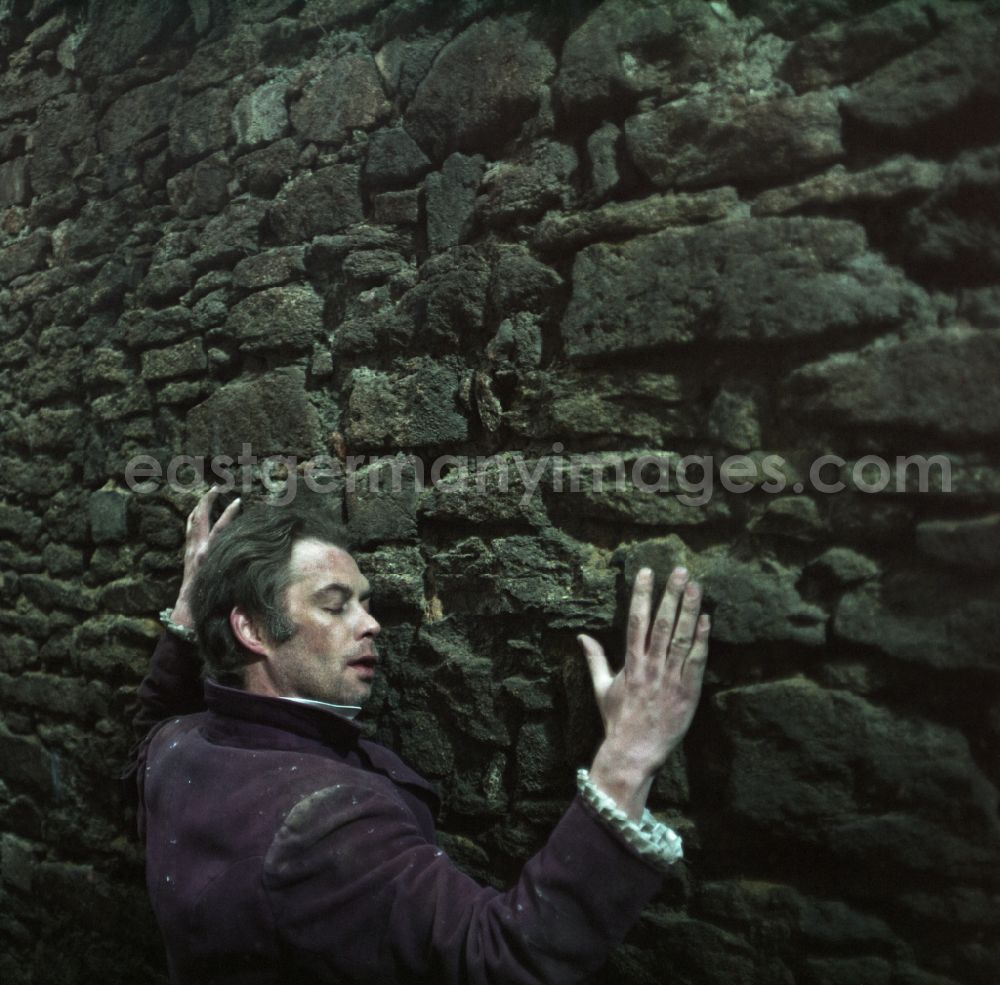 GDR image archive: Bautzen - Scene from the film and television production Continent Hope with the actor Manfred Schulz as painter Heinrich Theodor Wehle at the Fleischergasse in Bautzen, Saxony in the area of the former GDR, German Democratic Republic