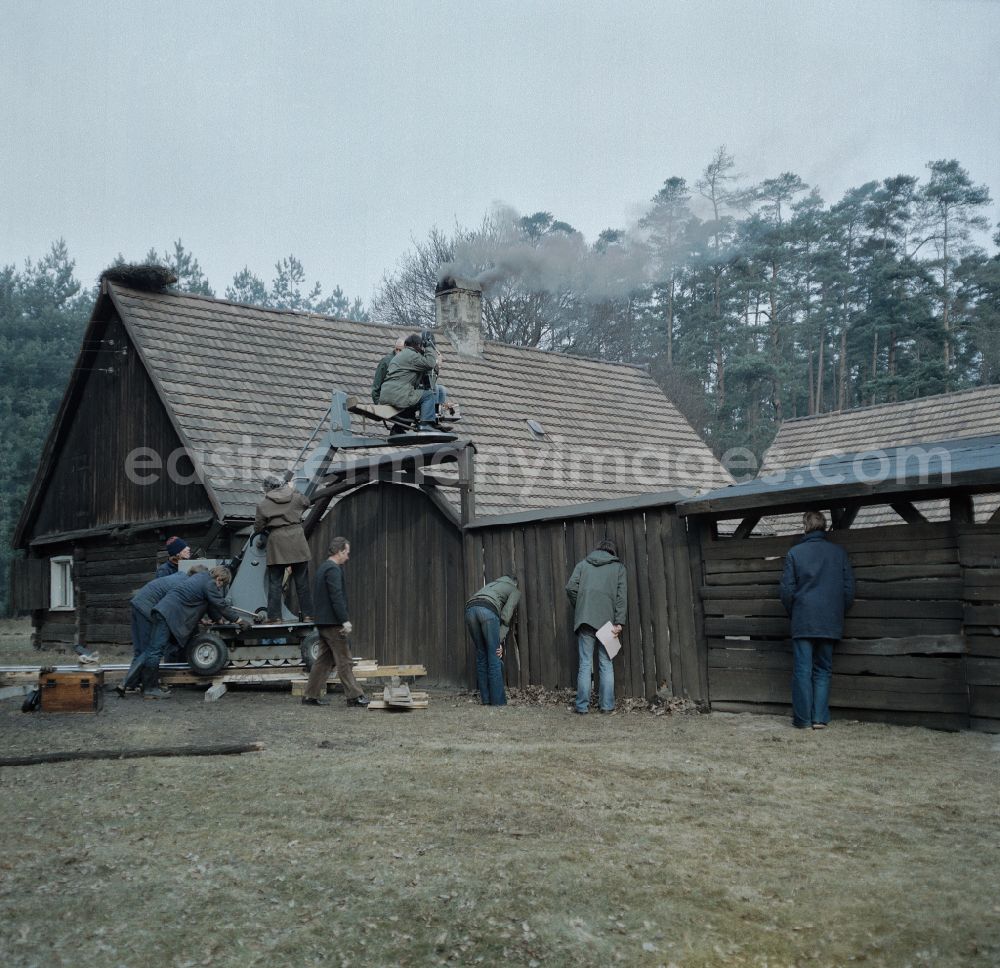 GDR image archive: Weißkeißel - Scene from the film and television production The Legend of the Surveyed Land in Weisskeissel, Saxony in the area of the former GDR, German Democratic Republic. A camera on a crane in front of the gates of a farm and homestead