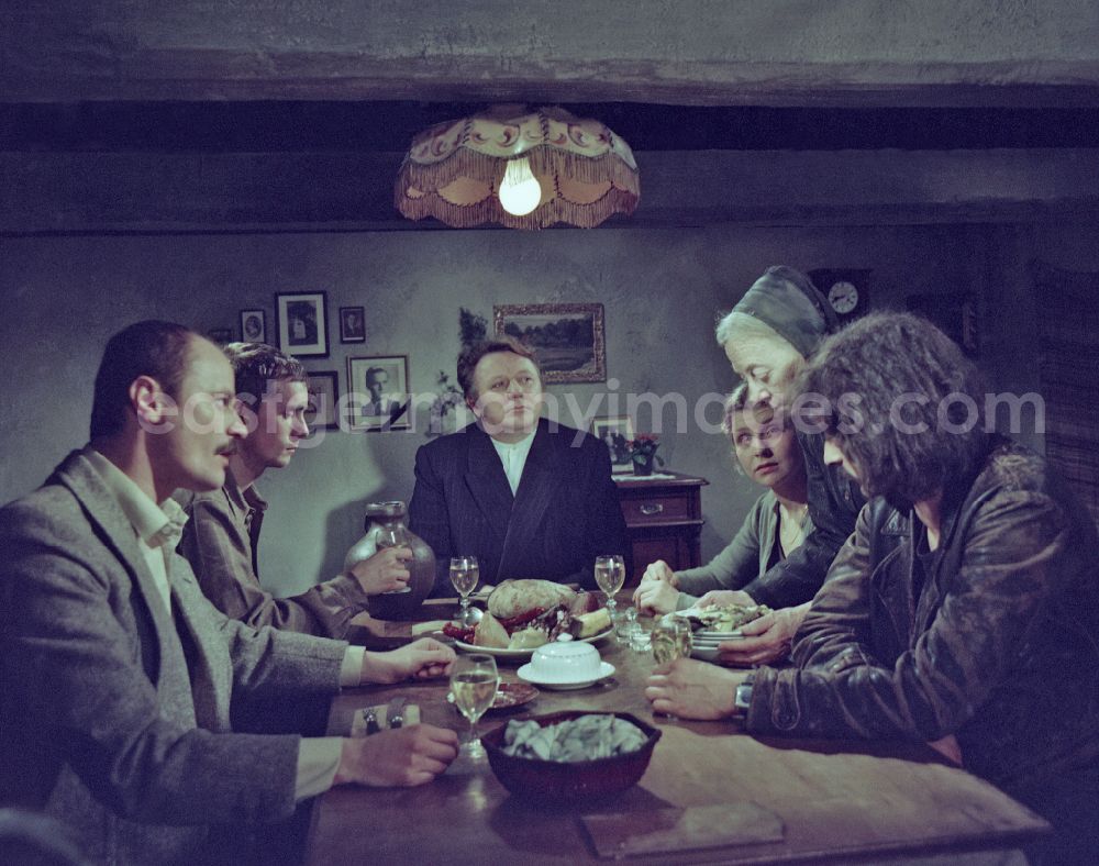 Weißkeißel: Scene from the film and television production Rublak - The Legend of the Surveyed Land with the actor Kurt Boewe at the dinner table of a farmhouse in the district of Haide in Weisskeissel, Saxony in the area of the former GDR, German Democratic Republic