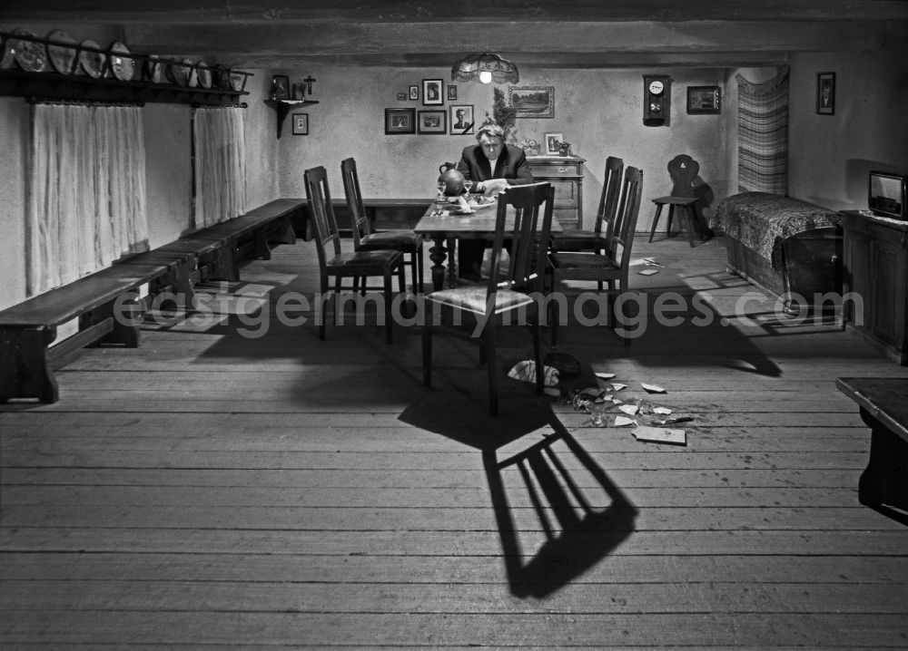 GDR image archive: Weißkeißel - Scene from the film and television production Rublak - The Legend of the Surveyed Land with the actor Kurt Boewe alone at the table in a farmhouse in the district of Haide in Weisskeissel, Saxony in the territory of the former GDR, German Democratic Republic