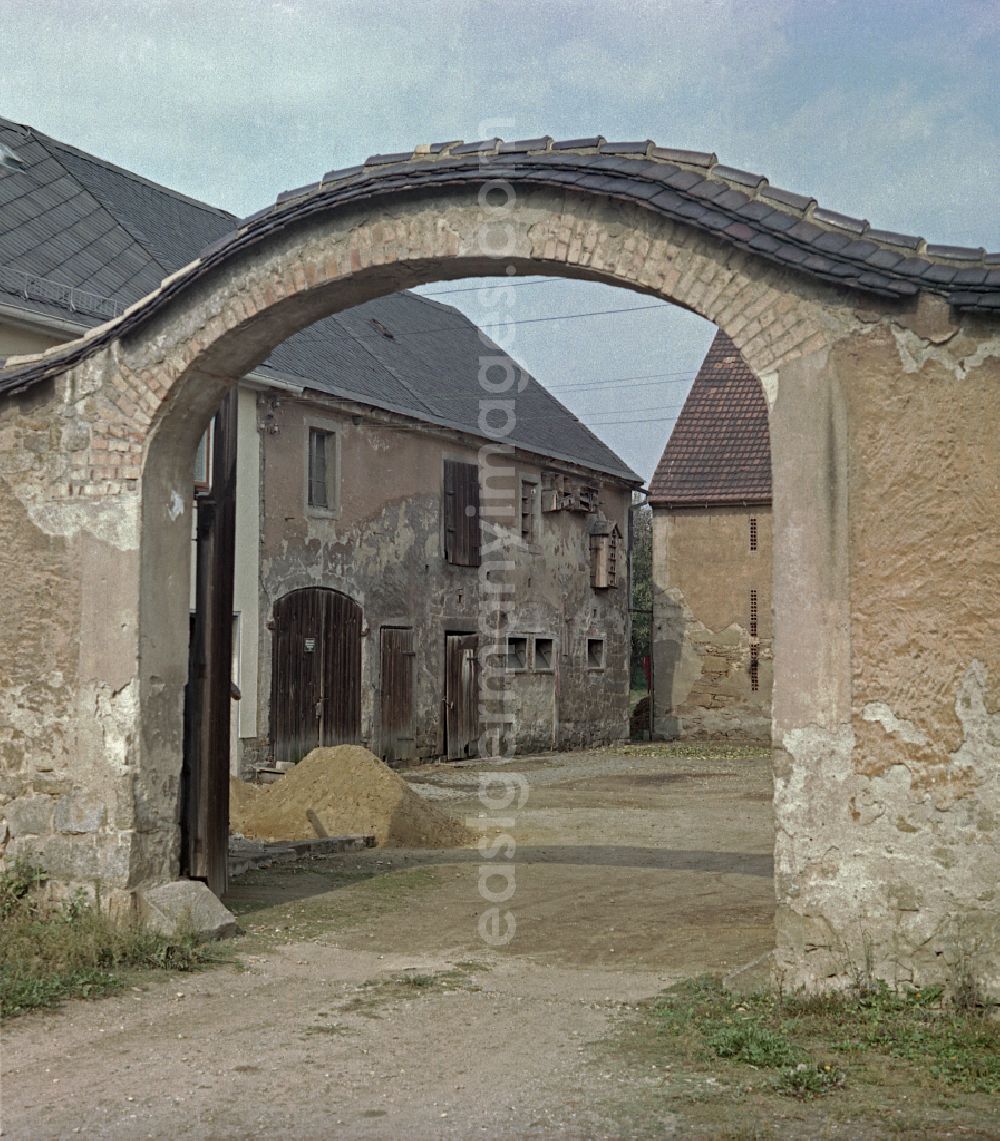 Räckelwitz: Scene photo from the film Portrait of a Center A Sorbian farmstead. Entrance gate with a brick archway