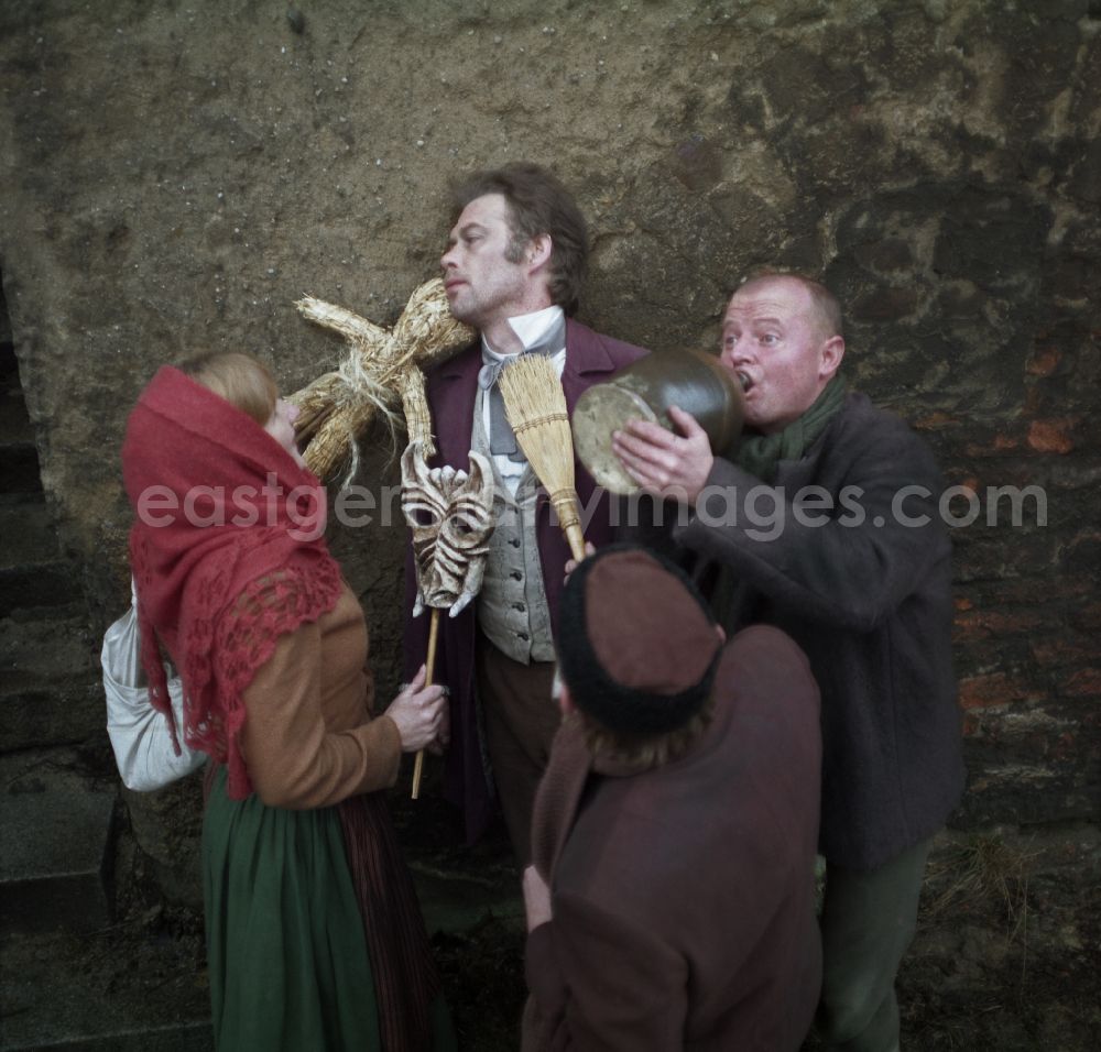 Bautzen: Scene photo for the film: Continent Hope The actor Manfred Schulz as the painter Heinrich Theodor Wehle is harassed by a woman in a headscarf (Majka Ulbrichec) and a man with a straw broom (Mericin Slowdenk). A bald man (Axel Reinshagen) drinks from a clay jug