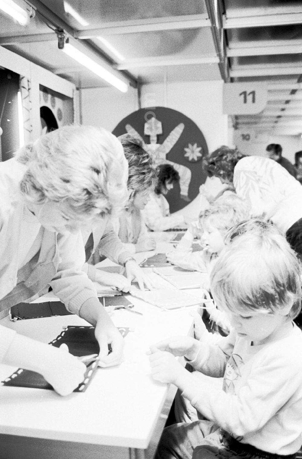 GDR image archive: Berlin-Mitte - Tag der Vorschulkinder auf dem Berliner Weihnachtsmarkt 12.12.89