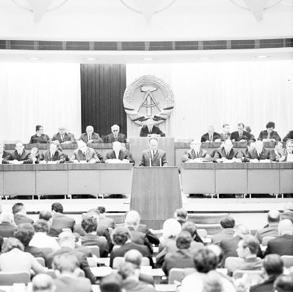 GDR image archive: Berlin - Dezember 1969 15. Tagung der Volkskammer in Berlin, in der Kongreßhalle am Alex