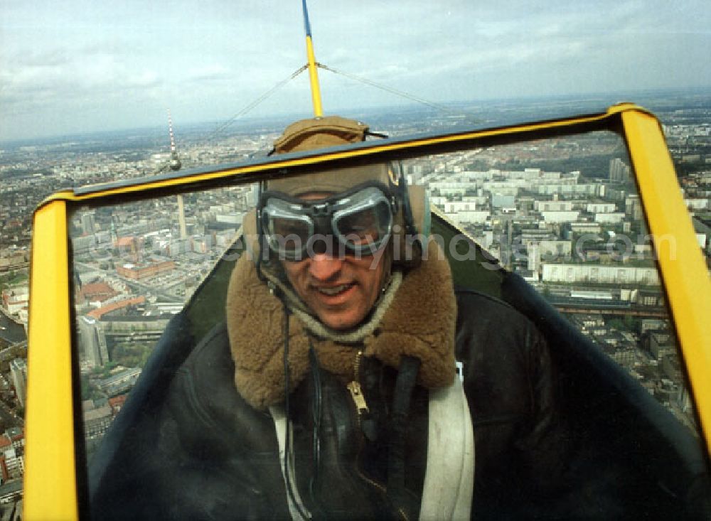 Berlin: Take Off 92, Atlantiküberquerer Klaus Plasa fliegt eine Boeing Stearman 20.