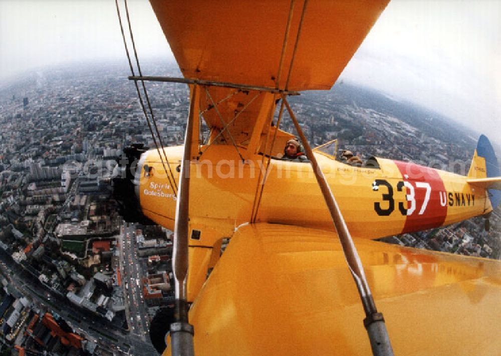 GDR image archive: Berlin - Take Off 92, Atlantiküberquerer Klaus Plasa fliegt eine Boeing Stearman 20.