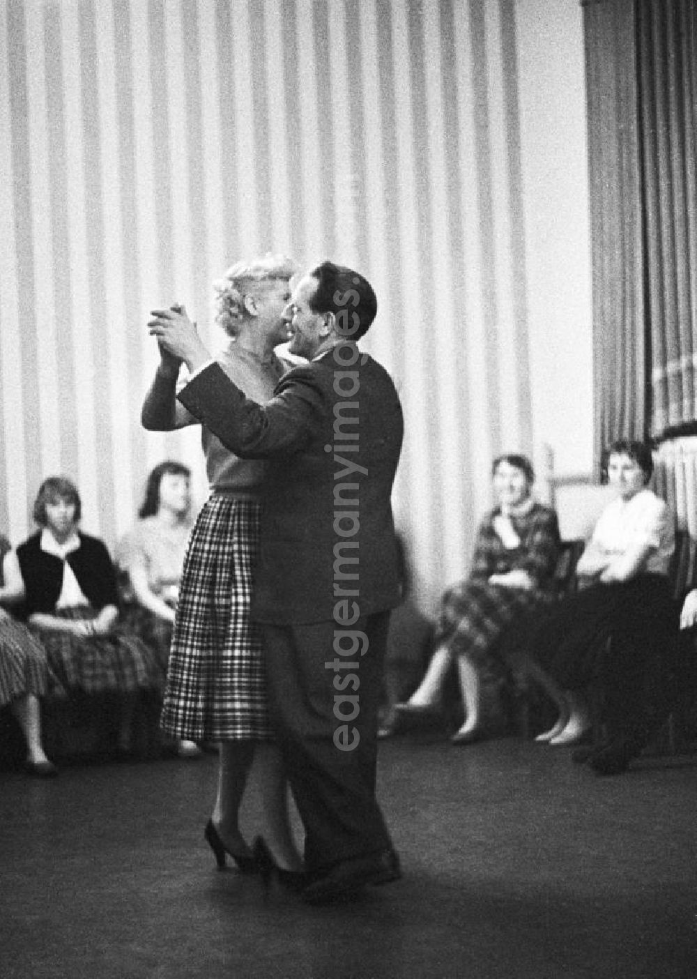 GDR image archive: Leipzig - Ein Mann und eine Frau beim Tanzkurs im FDJ-Klubhaus. Im Hintergrund sind einige andere Teilnehmer zu sehen. Bestmögliche Qualität nach Vorlage!