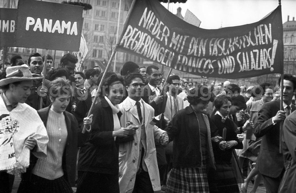 GDR photo archive: Leipzig - Teilnehmer beim traditionellen Mai-Umzug mit einem Transparent, das die Regierungen der faschistischen Länder Spanien und Portugal scharf verurteilt. Unter den Demonstranten auch eine Fraktion des Landes Panama. Bestmögliche Qualität nach Vorlage!