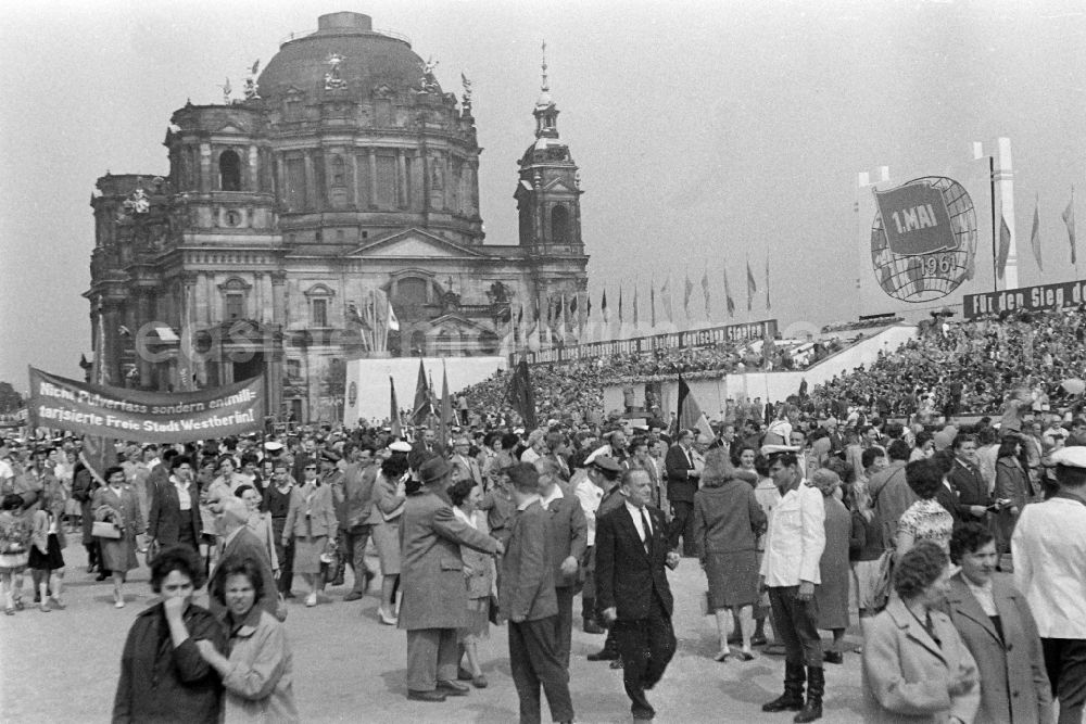 GDR picture archive: Berlin - Participants der Demonstration zum 1. Mai on the streets of the city center on place Schlossplatz on place Schlossplatz ( Marx-Engels-Platz ) in Berlin Eastberlin on the territory of the former GDR, German Democratic Republic