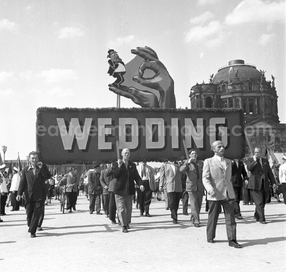 GDR image archive: Berlin - Workers from West Berlin taking part in the May 1st demonstrations with the banner Wedding on the streets of the city center at Schlossplatz - Marx-Engels-Platz - Lustgarten in the Mitte district of Berlin, East Berlin on the territory of the former GDR, German Democratic Republic