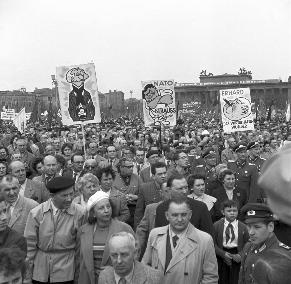 Berlin: Participants der Demonstrationen zum 1.Mai on the streets of the city center on place Schlossplatz - Marx-Engels-Platz - Lustgarten in the district Mitte in Berlin Eastberlin on the territory of the former GDR, German Democratic Republic