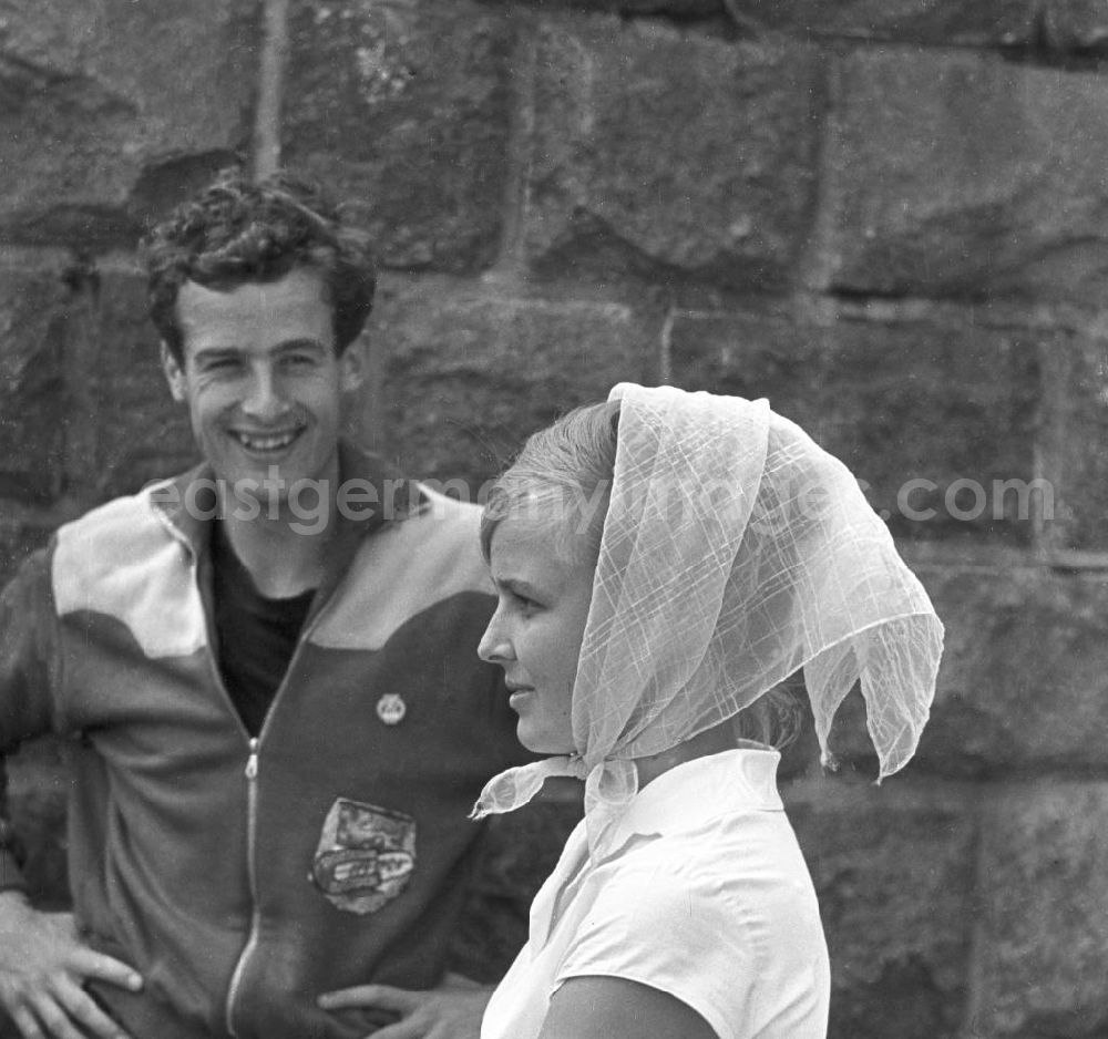 GDR picture archive: Rostock - Ein Spieler vom Fußball-Verein FC Hansa Rostock und eine Frau mit Kopftuch. Sie nehmen an einer sportlichen Veranstaltung der Ostseewoche teil. In Rostock und anderen Orten an der Ostseeküste fand jedes Jahr die Ostseewoche statt, die zahlreiche politische, kulturelle und sportliche Veranstaltungen umfasste. Ziel der Ostseewoche war es, die Beziehungen der DDR zu benachbarten nordeuropäischen Ländern zu pflegen und die staatliche Anerkennung der DDR voran zu bringen. Bestmögliche Qualität nach Vorlage!