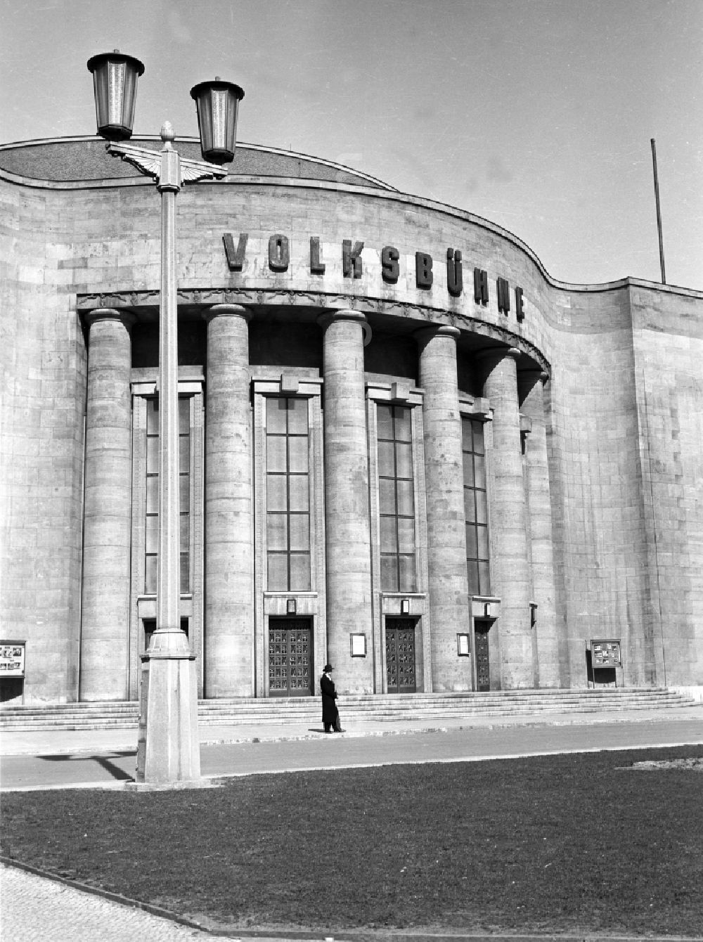 GDR photo archive: Berlin - Building of the theater construction Volksbuehne on street Linienstrasse in the district Mitte in Berlin Eastberlin on the territory of the former GDR, German Democratic Republic