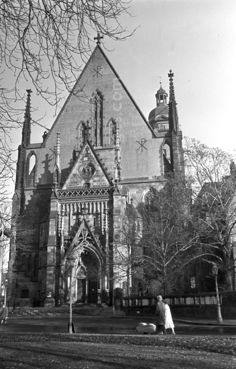 GDR photo archive: Leipzig - Blick auf das Hauptportal der Thomaskirche in Leipzig. Die Thomaskirche ist eine der zwei Hauptkirchen der Stadt und als Wirkungsstätte Bachs und des Thomanerchores weltweit bekannt.